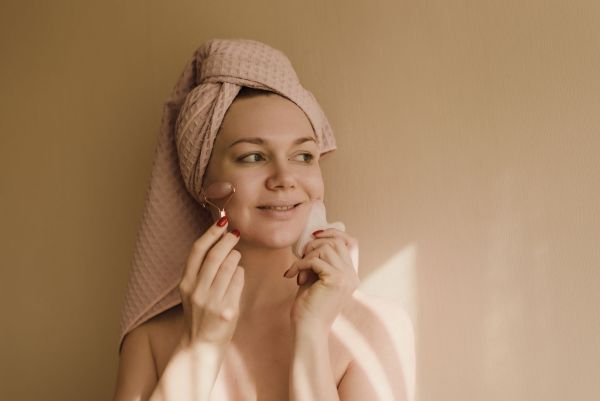 Gua sha et accessoires pour une peau éclatante : vos alliés beauté