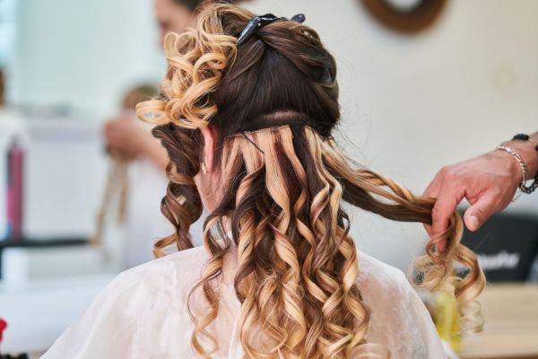 Produits d’entretien et accessoires pour extensions de cheveux