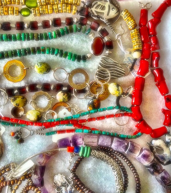 Comment sélectionner des bijoux pour une robe bustier lors d'un gala?