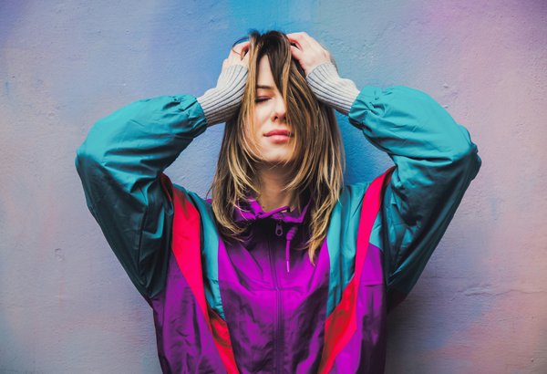 Quelles techniques pour combiner un trench-coat classique avec des accessoires modernes pour une allure jeune et dynamique?