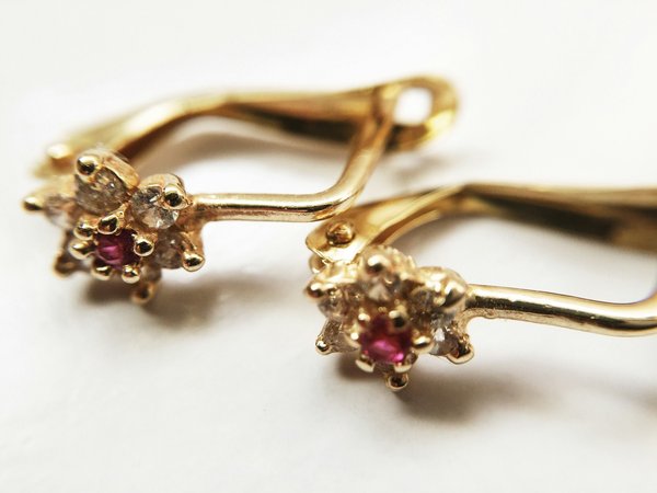 Choisir sa boucle d'oreilles selon la teinte de sa peau et ses tenues : quelles couleurs privilégier ?